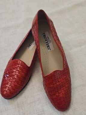Trotters Women's Red Woven Slip-On Flats